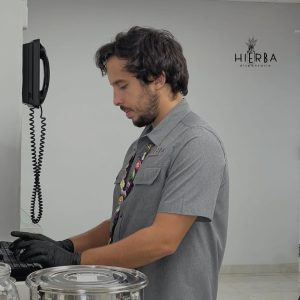 Puede ser una imagen de 1 persona, amoladora, cafetera, infusor para t